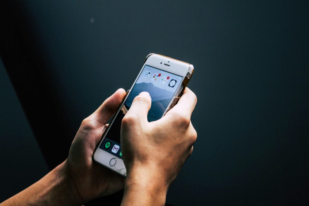 スマートフォンを操作する手元