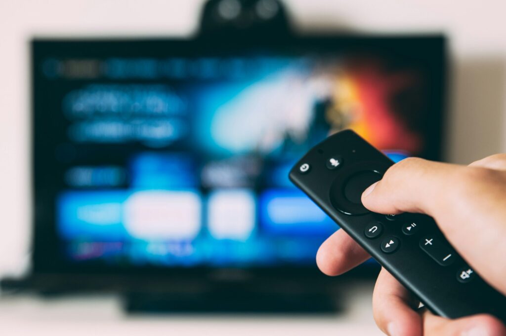 テレビのリモコンを持つ手